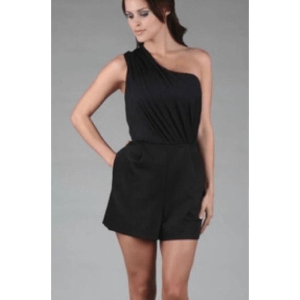 Black Halo Shorts Romper Size‎ Small Black Kelly One Shoulder Pleated Pockets